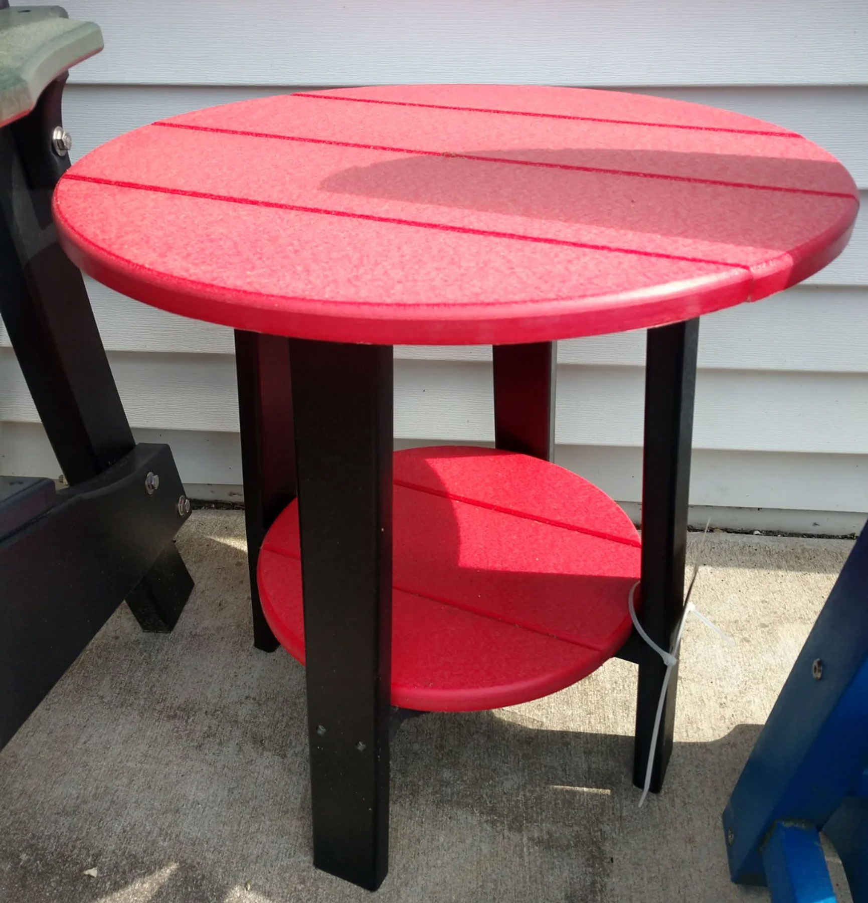Poly Deluxe End Table in Red on Black